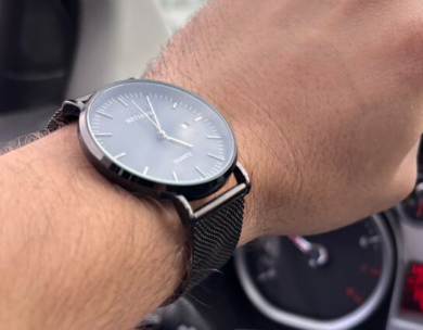 VLANC Noir Mesh no pulso no carro